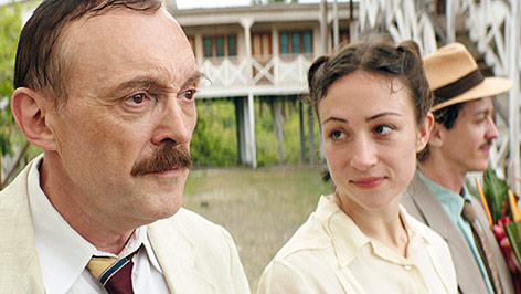 Josef Hader und Aenne Schwarz in einer Szene aus dem Film Vor der Morgenröte