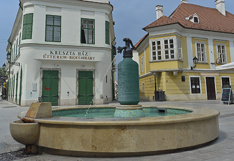 © picturedesk.com/Zuma/Artur Widak Denkmal in Form einer Siphonflasche