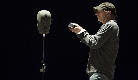 © Festwochen/Gianmarco Bresadola Szene aus "The Encounter"