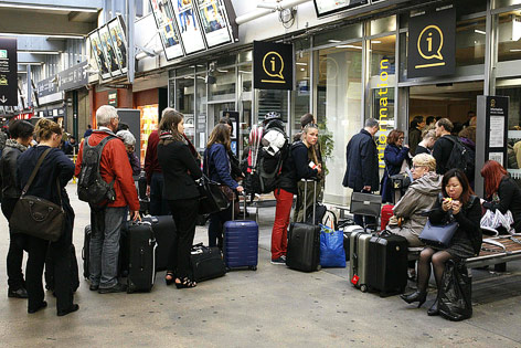 © APA/AFP/Matthieu Alexandre Passagiere an einem Informationsschalter in Paris