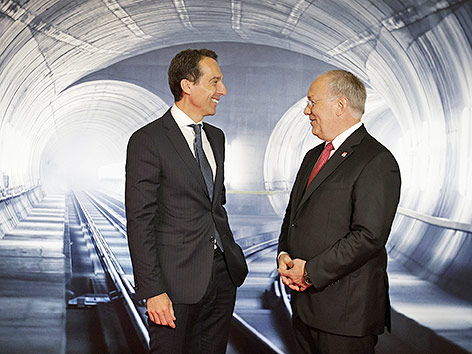 © APA/BKA/Andy Wenzel Bundeskanzler Christian Kern mit dem Bundespräsident der Schweizerischen Eidgenossenschaft Johann Schneider-Ammann bei der Eröffnung Gotthard-Basistunnels