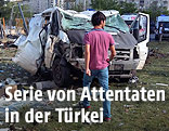 Durch eine Bombe zerstörtes Auto in Diyarbakir