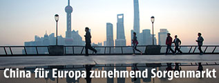 Skyline von Schanghai in der D&auml;mmerung