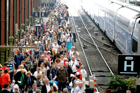 © Reuters/Charles Platiau Menschenmassen auf einem leeren Bahnsteig