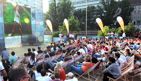 Public Viewing in der Hermann Strandbar