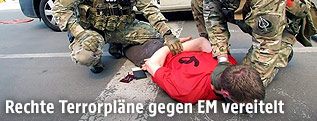 Ukrainische Polizisten nehem einen Mann fest