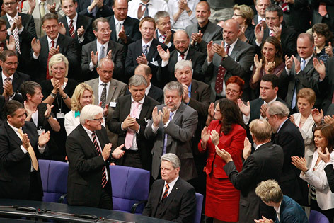 © Reuters/Tobias Schwarz Applaus für Wahlgewinner Joachim Gauck