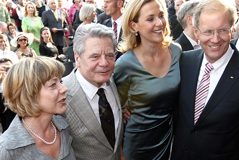 © Reuters/Fabrizio Bensch Christian Wulff mit Frau Bettina und Joachim Gauck mit Partnerin Daniela Schadt