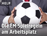 Büromitarbeiter mit Fußball