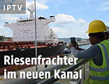 Riesenfrachter im Panamakanal
