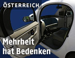 Offene Autot&uuml;r zeigt Innenraum des selbstfahrenden Googlecars