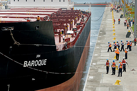 © AP/Arnulfo Franco Containerschiff im Panamakanal