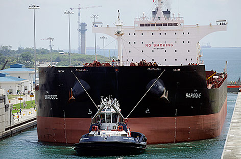 © AP/Arnulfo Franco Containerschiff im Panamakanal