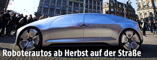 Ein selbstfahrender Mercedes F015 in Amsterdam
