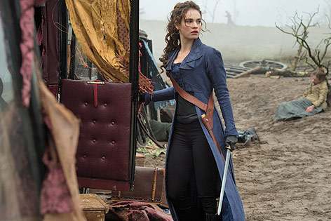 Lily James als Elizabeth Bennet in einer Szene des Films "Stolz und Vorurteil und Zombies"