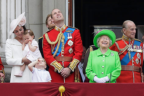 Queen Elizabeth II., Prinz Philip, Prinz William, Prinz George, Kate und Prinzessin Charlotte