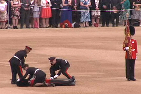 Gardesoldat kippt bei Parade der Queen um
