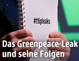 Mann h&auml;lt Dokument mit "TTIP Leaks"