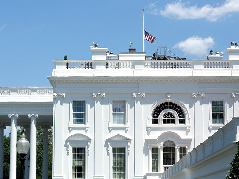 © APA/AFP/Yuri Gripas US-Fahne auf Halbmast am Weißen Haus