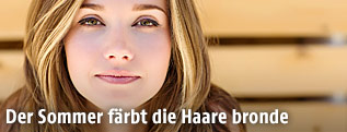 Blonde junge Frau