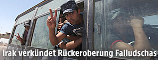 Irakische Soldaten machen das Victory-Zeichen