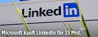 LinkedIn-Logo vor dem Firmenhauptquartier