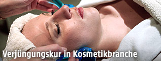 Frau im Elizabeth Arden Kosmetiksalon