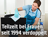 Putzfrau reinigt Monitor
