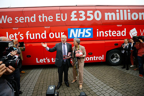© Reuters/Darren Staples Boris Johnson vor "Brexit"-Bus