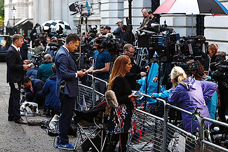 © APA/AFP/AFP/Odd Andersen Medienleute warten vor der Downing Street 10