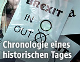 Ein Zettel in einer Auslage mit dem angekreuzten Wort "Out"