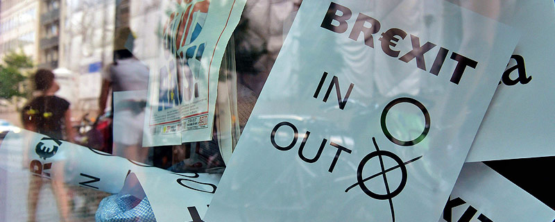 © APA/AFP/John Macdougall Ein Zettel in einer Auslage mit dem angekreuzten Wort "Out"