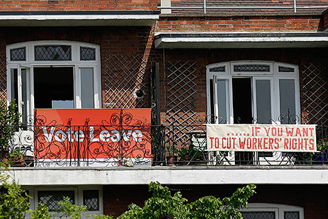 Zwei Balkone mit Transparenten zum "Brexit"