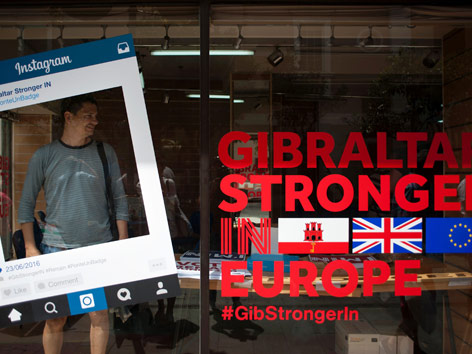© APA/AFP/Jorge Guerrero Schaufenster mit einer Kampagne gegen "Brexit" in Gibraltar