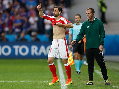 © Reuters Admir Mehmedi zieht ein neues Dress an