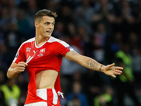 © Reuters/Gonzalo Fuentes Granit Xhaka mit dem beschädigten Dress