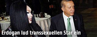 Erdogan sitzt mit Transsexuellem an einem Tisch