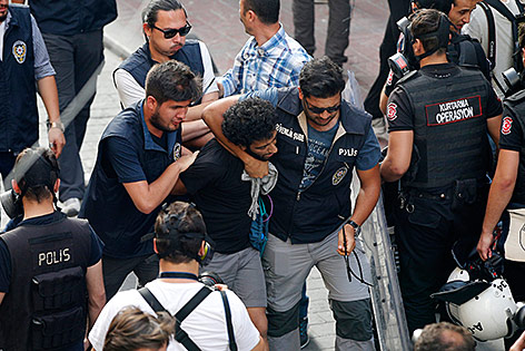 Türkische Polizisten nehmen einen Demonstranten fest