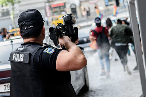 Poliziste schießt mit Gummigeschoß auf Demonstranten