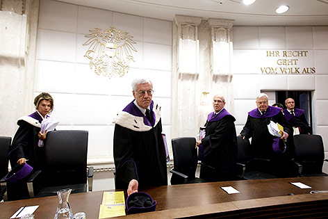 © APA/Georg Hochmuth Vizepräsidentin Brigitte Bierlein, Präsident des Verfassungsgerichtshofes (VfGH) Gerhart Holzinger, und die Verfassungsrichter Helmut Hörtenhuber, Rudolf Müller und Georg Lienbacher