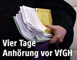 Verfassungsrichter h&auml;lt Akten in der Hand