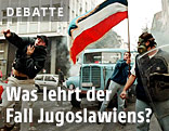 Gewaltbereite Demonstranten mit Jugoslawienfahne im Jahr 2000