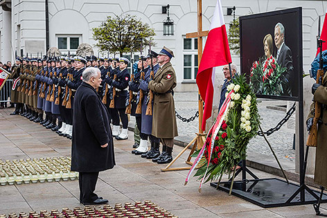 © APA/AFP/Wojtek Radwanski Jaroslaw Kaczynski beim Gedenken an den Smolensk-Absturz