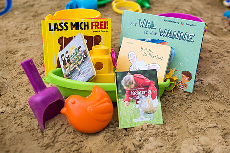 © ORF.at/Michael Baldauf Bücher in einer Sandkiste