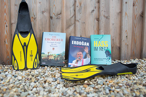 © ORF.at/Michael Baldauf Bücher neben Taucherflossen
