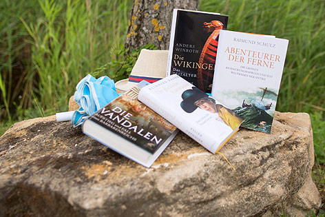 © ORF.at/Michael Baldauf Bücher auf einem Stein