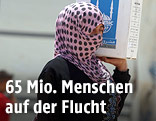 Fl&uuml;chtling tr&auml;gt Hilfspaket