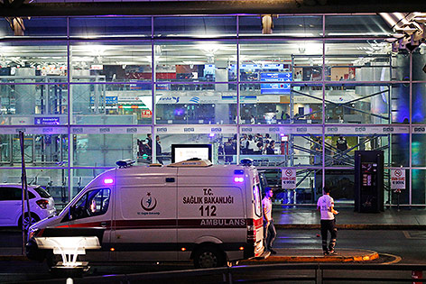© APA/AP/Emrah Gurel Rettungskräfte am Flughafen in Istanbul