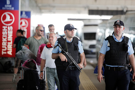 Polizisten am Flughafen von Istanbul
