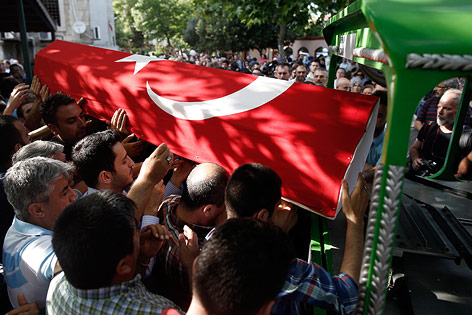 Beerdignung eines der Opfer des Anschlags in Istanbul